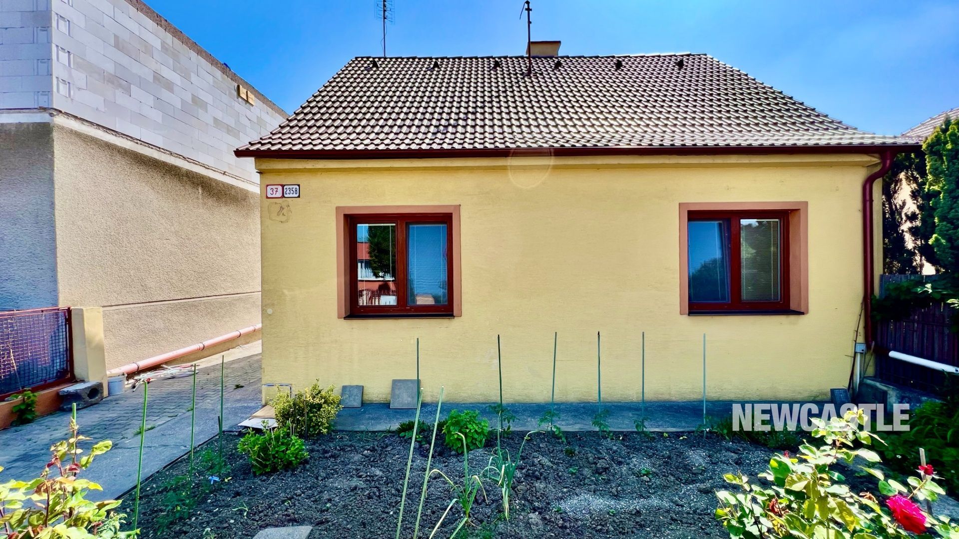 NEWCASTE⏐Exkluzívne len u nás - pripravujeme na predaj rodinný dom so záhradkou