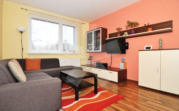PREDANÉ - ESTÓNSKA, 2-byt, 51 m2 - slnečný byt v prostredí plnom zelene neďaleko LESOPARKU, ZATEPLENÁ BYTOVKA s NOVÝMI STUPAČKAMI