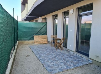 Novostavba - Zariadený 2 izbový byt s predzáhradkou