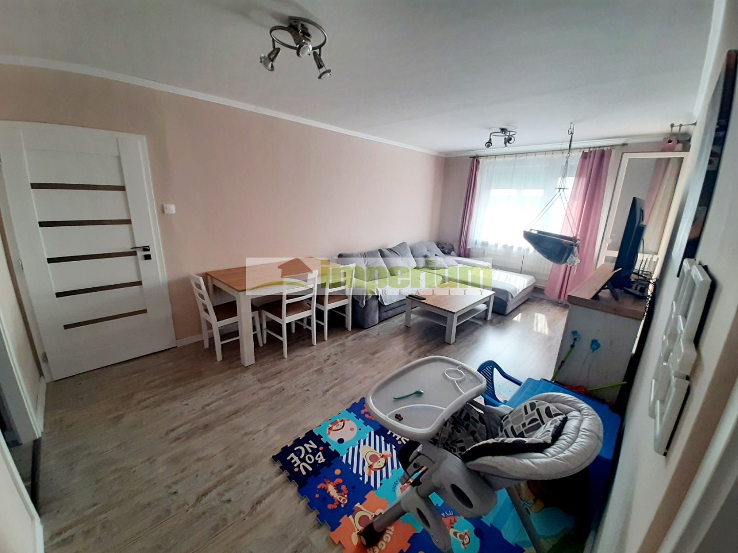 NA PREDAJ  priestranný  4 -izbový byt v  kľudnej časti Námestia SNP, v meste Dunajská Streda.
