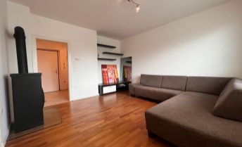 Predaj, zariadený 3- izb. byt (UP 73 m2 + 6 m2 balkón) s parkovaním v staršej novostavbe v pokojnej uličke malebnej obce Berg, Rakúsko- Niederösterreich