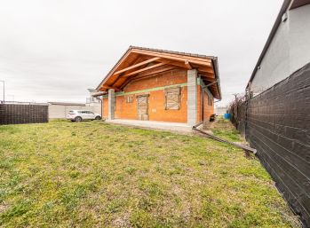 Predaj  priestranného 8,48 á pozemku so 4 izb. rozostavaným domom, ZP 115 m2, znalec. posudkom, stavebným povolením + kompletnou projektovou dokumentáciou, Hviezdoslavov
