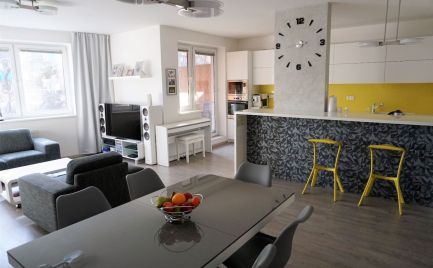 Ponúkame na predaj veľkometrážny 3-izbový byt vo výbornej lokalite na ul. Papraďová, Bratislava II.-Ružinov.