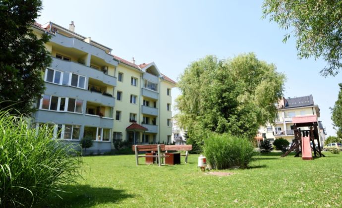 Pekný, kompletne zrekonštruovaný 2-izbový byt s loggiou (49,4 m2) a vlastným kúrením, Šamorín