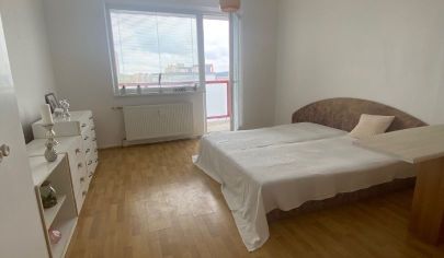 V lokalite s výbornou občianskou vybavenosťou a infraštruktúrou na predaj Garzónka s balkónom