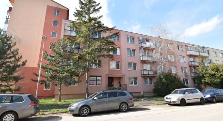 Kuchárek-real: Ponúka 3 izbový byt v dobrej lokalite sídlisko Juh,  Bystrická ul. Pezinok.