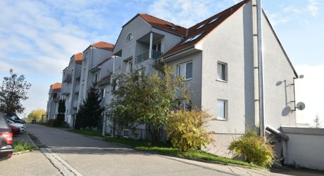 Kuchárek-real: Ponúka 3 izbový byt s garážovým státim, pivnicou a 2 x balkón. Trnavská ul. Modra.