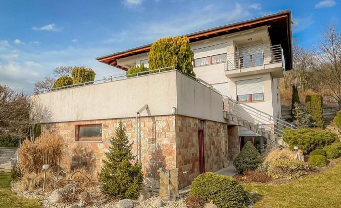 7-izbová rodinná vila s výťahom na južnom svahu Kramárov, v blízkosti lesa