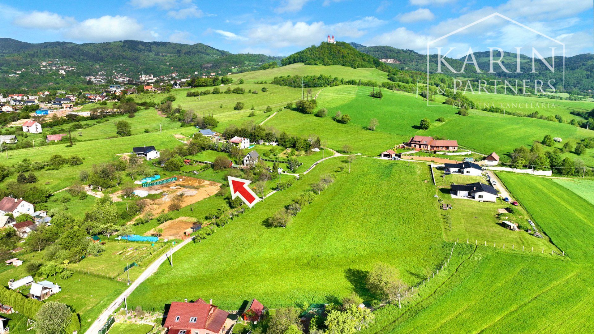 Slnečný rovinatý stavebný pozemok 1233m2, Banská Štiavnica