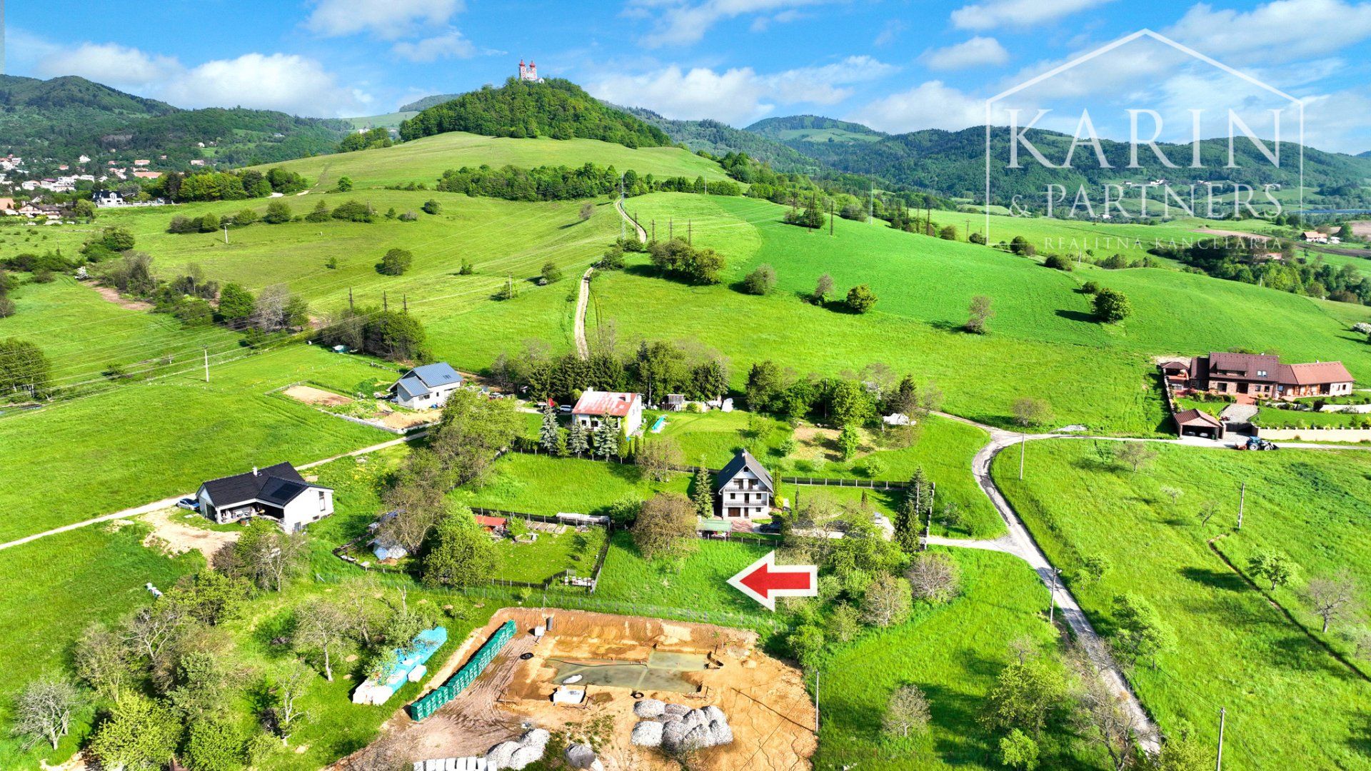 Slnečný rovinatý stavebný pozemok 1233m2, Banská Štiavnica