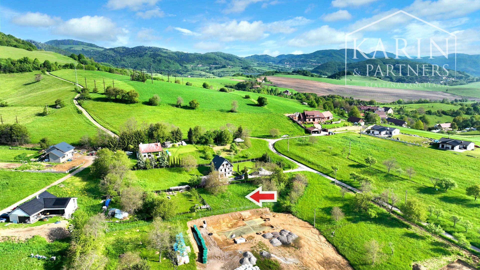 Slnečný rovinatý stavebný pozemok 1233m2, Banská Štiavnica