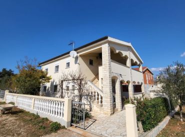Predaj dom s garážou 2x apartmán s výhľadom na more, Chorvátsko - Vir