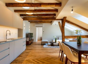Luxusný 3 izbový byt na prenájom v historickej uličke starej Bratislavy.