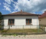 Tehlový rodinný dom s pozemkom 610 m2, holodom, čiastočná rekonštrukcia, Kočovce / Beckovská Vieska