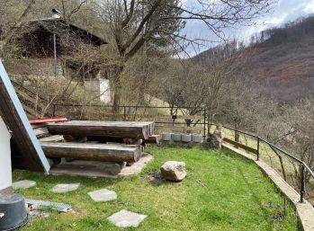 Chata s príjemnou atmosférou priamo pri lese v obci Kuchyňa na predaj.