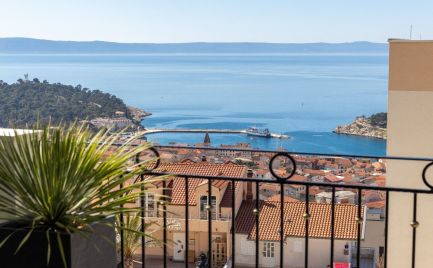 Makarska – Priestranný zariadený apartmán s výhľadom na more !