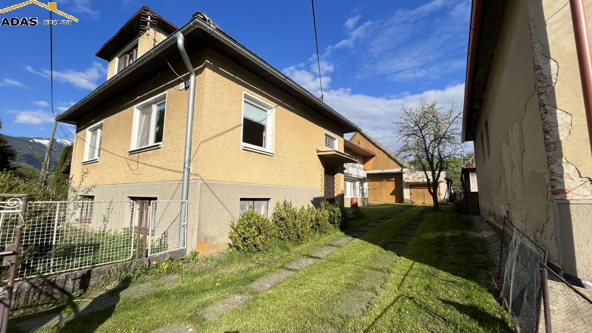 Ponúkame vám na predaj rodinný dom ktorý môže slúžiť aj ako víkendová chalupa. Nachádza sa  vo výbornej lokalite obce Bobrovček.