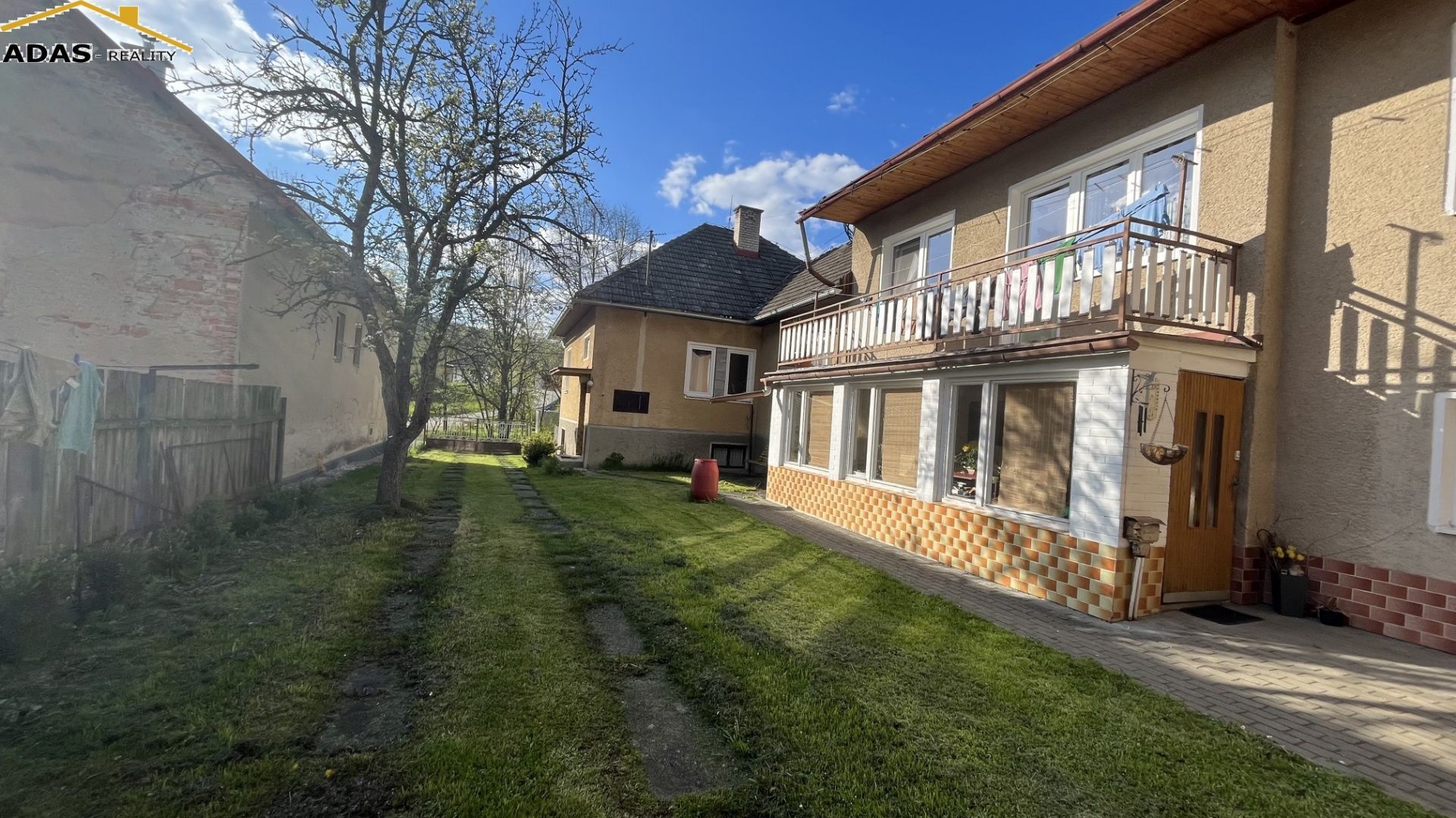 Ponúkame vám na predaj rodinný dom ktorý môže slúžiť aj ako víkendová chalupa. Nachádza sa  vo výbornej lokalite obce Bobrovček.