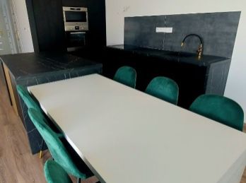 3-4 izbový  byt s terasou, s dvorom a  s  park. miestom na  prenájom na  prízemí  4  bytovky Košúty
