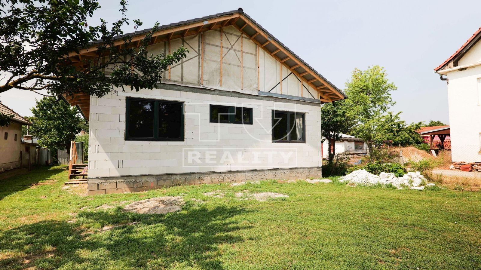 Rozostavaná novostavba 4 izbového rodinného domu v obci Cabaj-Čápor s pozemkom o výmere 845 m2