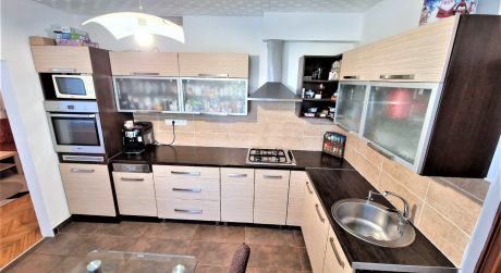 IBA U NÁS! PREDAJ - Kompletne prerobený veľký 3 izbový byt s loggiou a balkónom na VII. sídlisku v Komárne