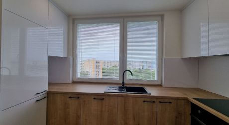 PREDAJ - Kompletne prerobený 4 izbový byt s balkónom pri centre v Komárne