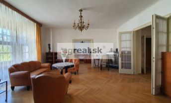 Priestranný 5-izbový byt vo funktionalistickom dome v centre Bratislave – Palisády