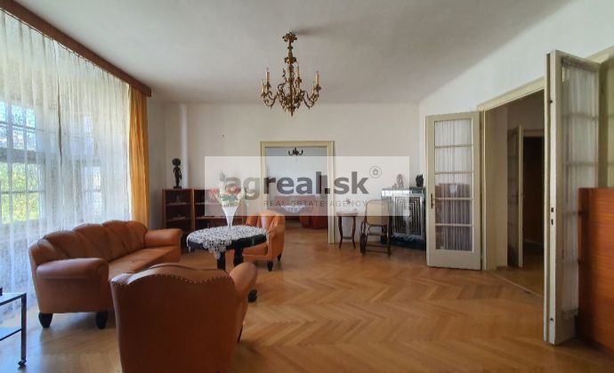 Priestranný 5-izbový byt vo funktionalistickom dome v centre Bratislave – Palisády