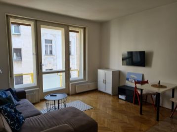 Prenajmeme pekný 3 izbový byt na Gorkého ulici v historickom centre Bratislavy.