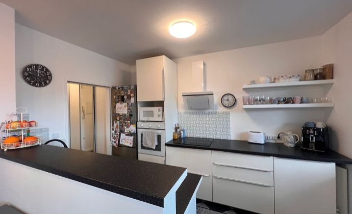 Predaj, zariadený 4- izb. byt so záhradou (UP 84,74 m2 + 20 m2 terasa + 190 m2 záhrada + 9 m2 šopa) s parkovaním v staršej novostavbe v pokojnej uličke malebnej obce Berg, Rakúsko- Niederösterreich