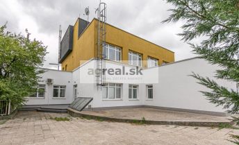 Samostatná časť budovy - škôlka, ambulancie, fyzio, administratíva 506 m², parking, Višňová ulica - Kramáre