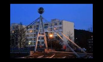 HĽADÁM   2 - izb. byt na sídlisku STRED v Považskej Bystrici