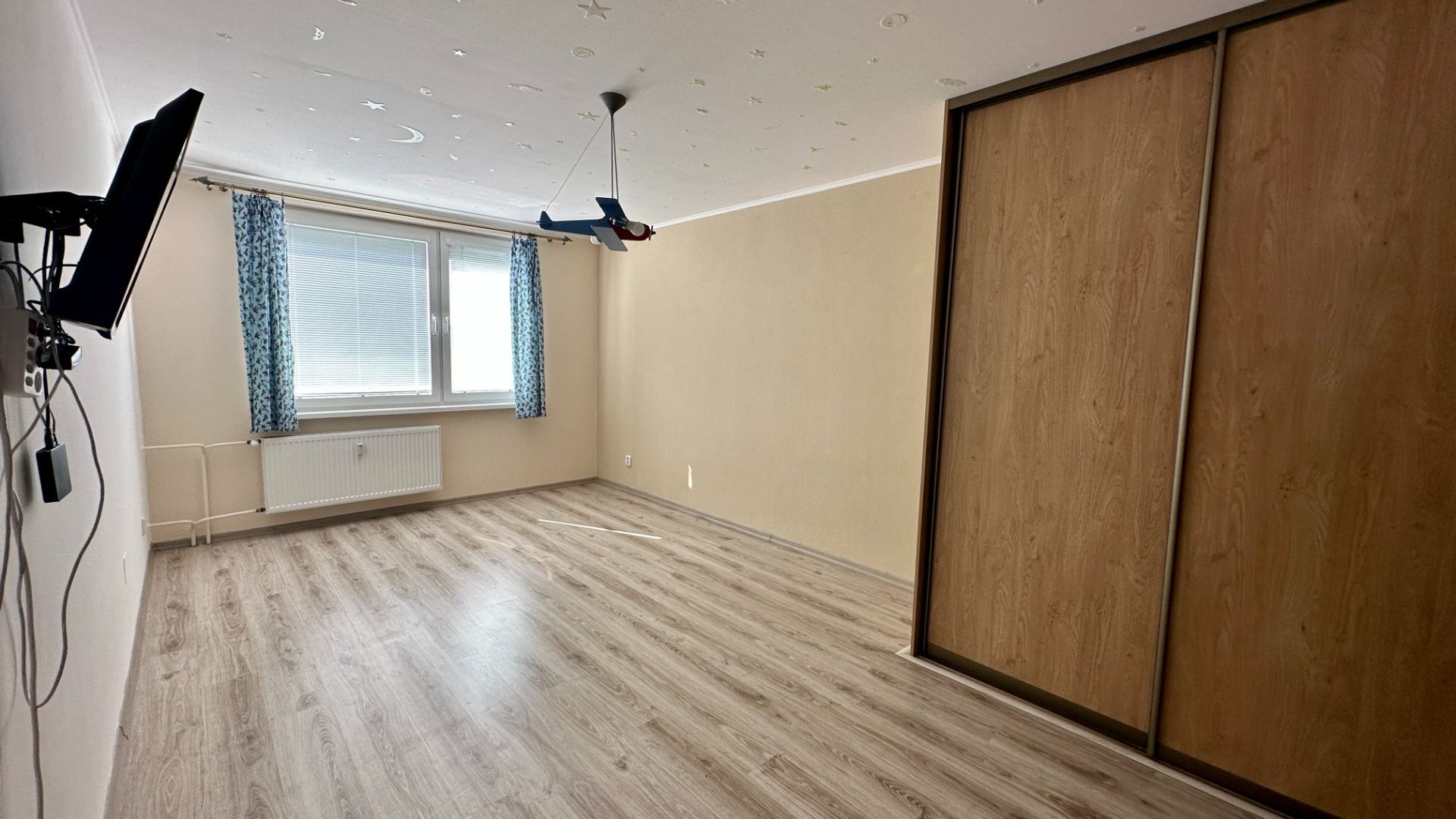 Na predaj - priestranný 3-izbový byt v Seredi