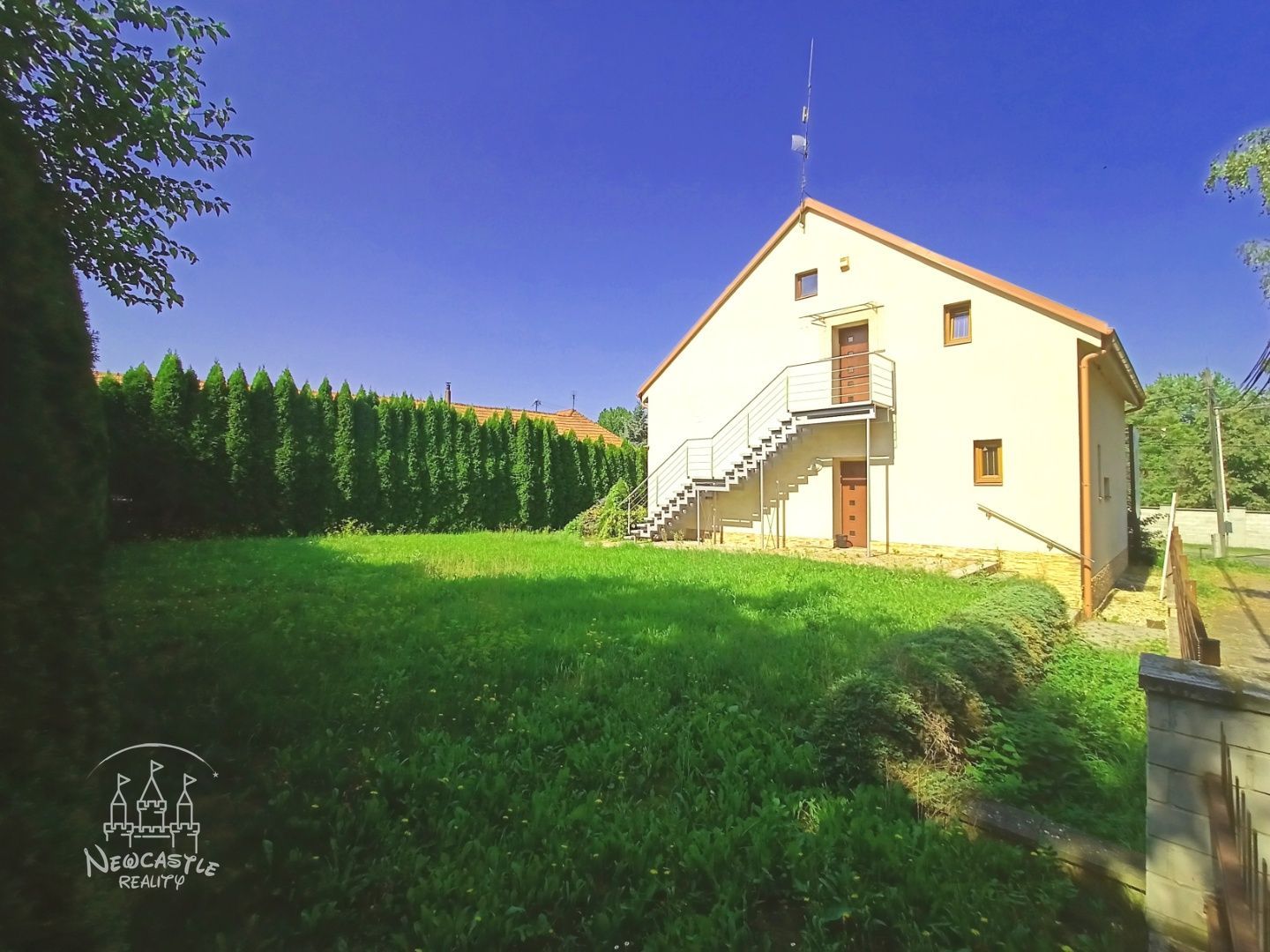 NEWCASTLE⏐Na predaj 6 izbový rodinný dom v obci Čereňany