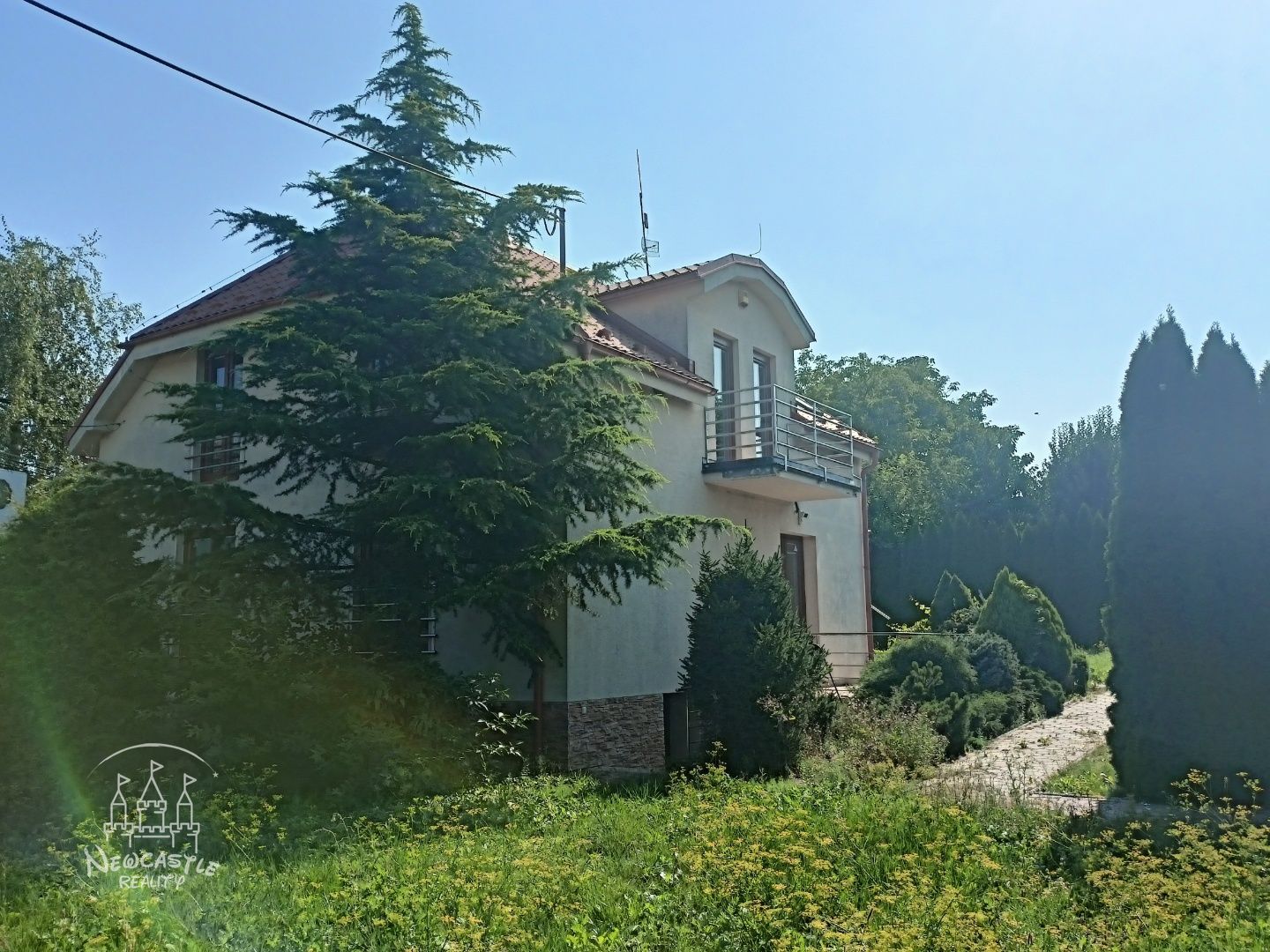 NEWCASTLE⏐Na predaj 6 izbový rodinný dom v obci Čereňany