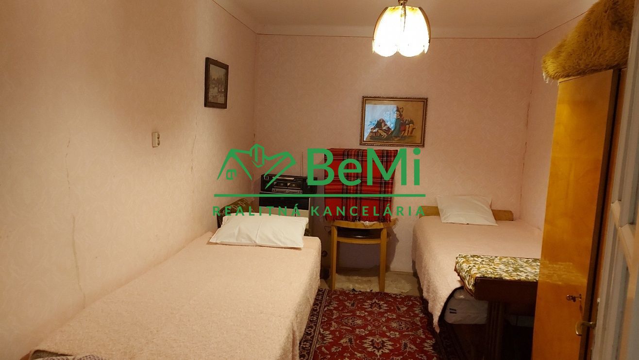 Predaj útulný starší 3 izbový dom(chalupa) v obci  Čápor,3D (141-12-ERF3)