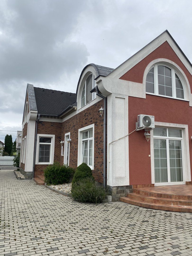Na prenájom: nádherný 5-izbový rodinný dom v anglickom štýle v Dunajskej Strede, vhodný aj na podnikateľské účely!!!