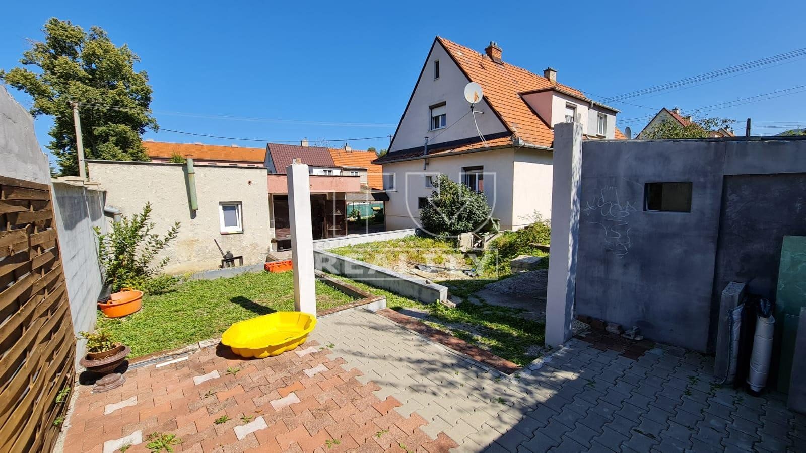 TUreality ponúka na predaj rodinný dom v Handlovej, pozemok 460m2