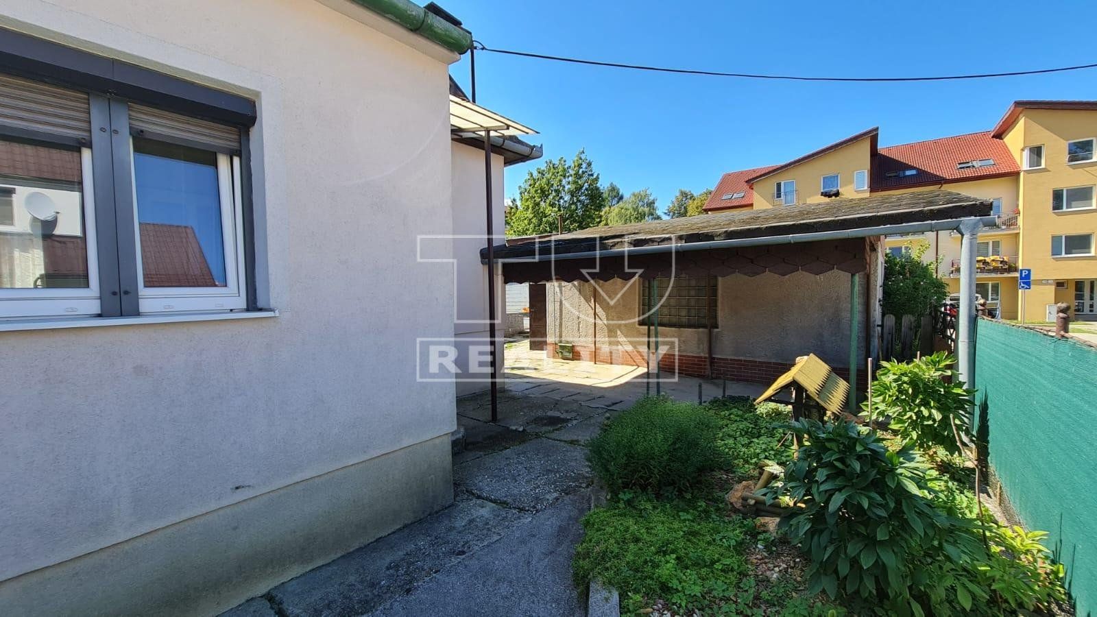 TUreality ponúka na predaj rodinný dom v Handlovej, pozemok 460m2