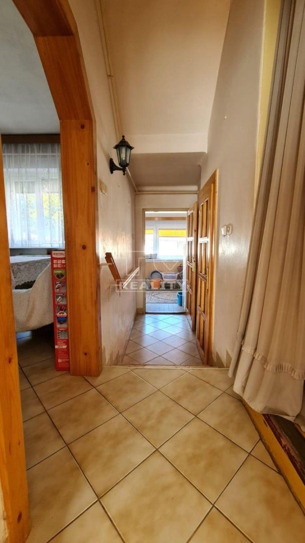 TUreality ponúka na predaj rodinný dom v Handlovej, pozemok 460m2