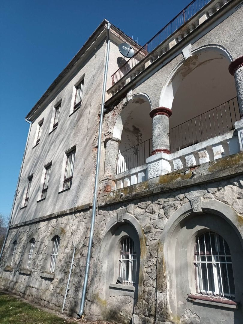 Ponúkame na  predaj nádhernú historickú budovu kúsok od Považskej Bystrice