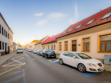 3i byt, 70 m2 – BA – Staré Mesto: V TICHEJ LOKALITE RODINNÝCH DOMOV V BLÍZKOSTI CENTRA