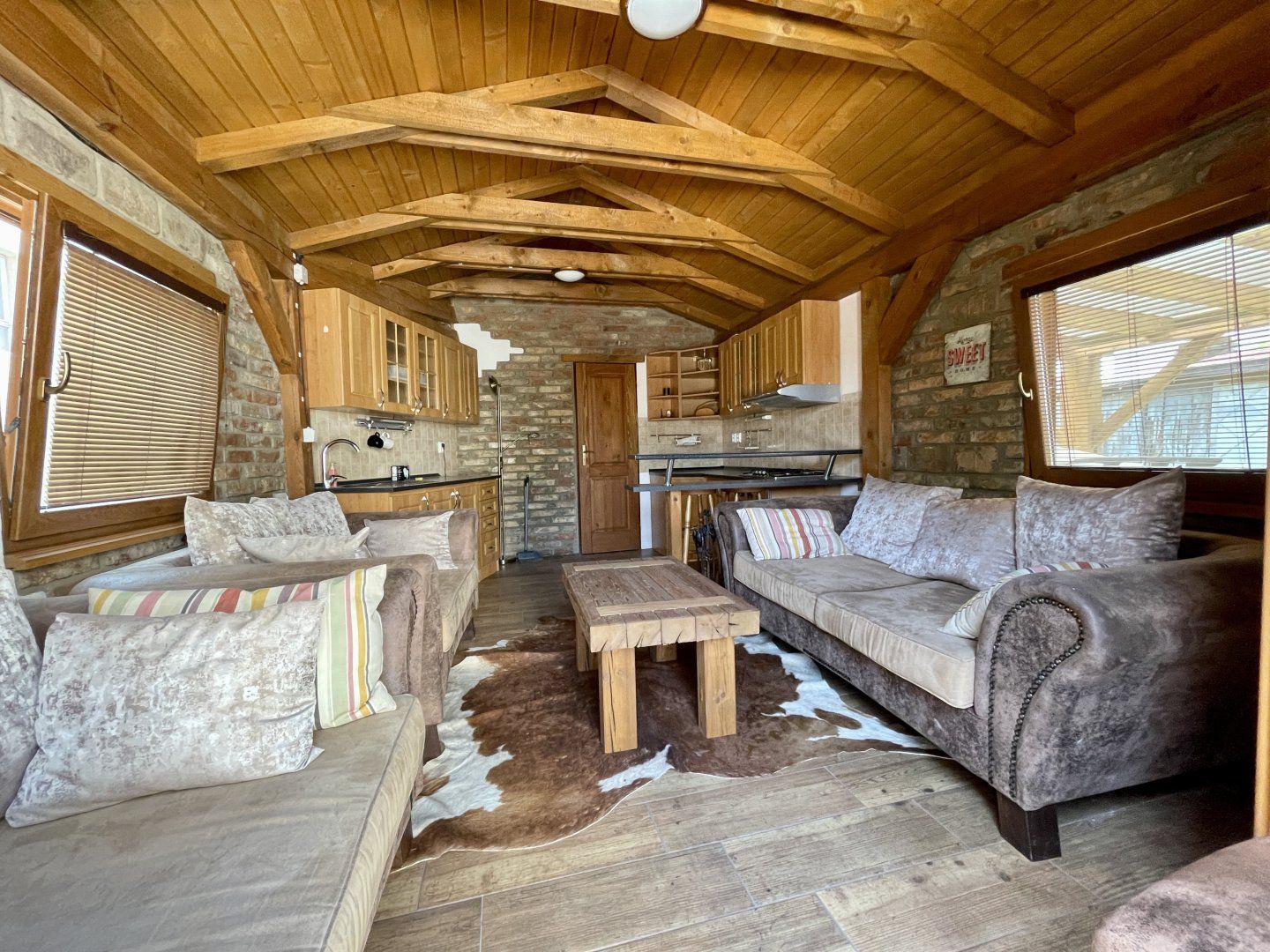 Na predaj úžasný 2 izbový byt v rustikálnom štýle s letnou kuchyňou a altánkom v obci Dolný Štál