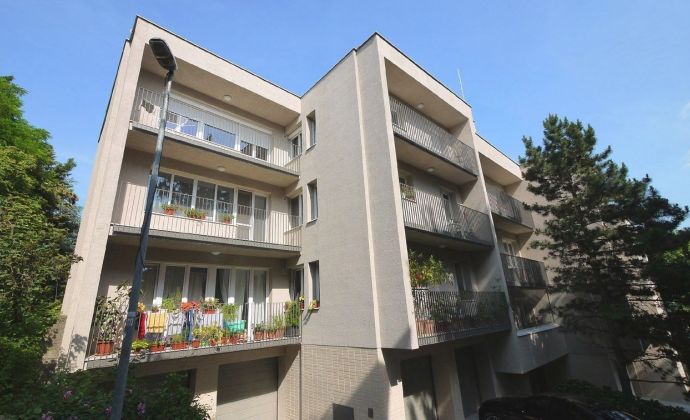Bývanie pri Slavíne... Priestranný 3-izbový (ev. 4-izbový) byt 112 m² s 3 balkónmi a garážou, výhľad na Hrad