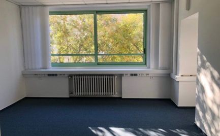Na prenájom uzavretý blok kancelárií o výmere 100 m2 na Námestí SNP. Možnosť kúpy.