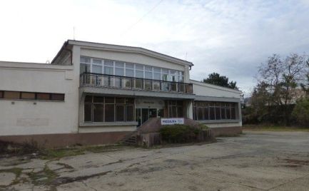 Obchodno-skladový priestor so vstavanou administratívnou časťou.