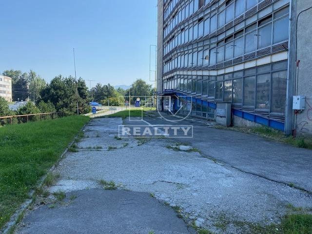 Na predaj podnikateľský priestor v centre mesta Žilina o výmere 74m2 s pozemkom o výmere 588m2(16 parkovacích miest)