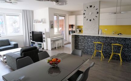 Ponúkame na predaj veľkometrážny 3-izbový byt 116m2 vo výbornej lokalite na ul. Papraďová, Bratislava II.-Ružinov.