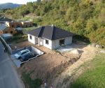 Novostavba 4-izbového tehlového bungalovu s pozemkom 644 m2, holodom, Melčice - Lieskové
