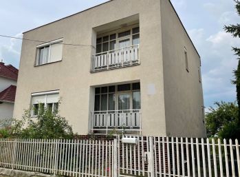 Klasický priestranný poschodový rodinný dom pri Piešťanoch, celopodpivničený, veľká záhrada, ihneď voľný - volajte 0917 346296
